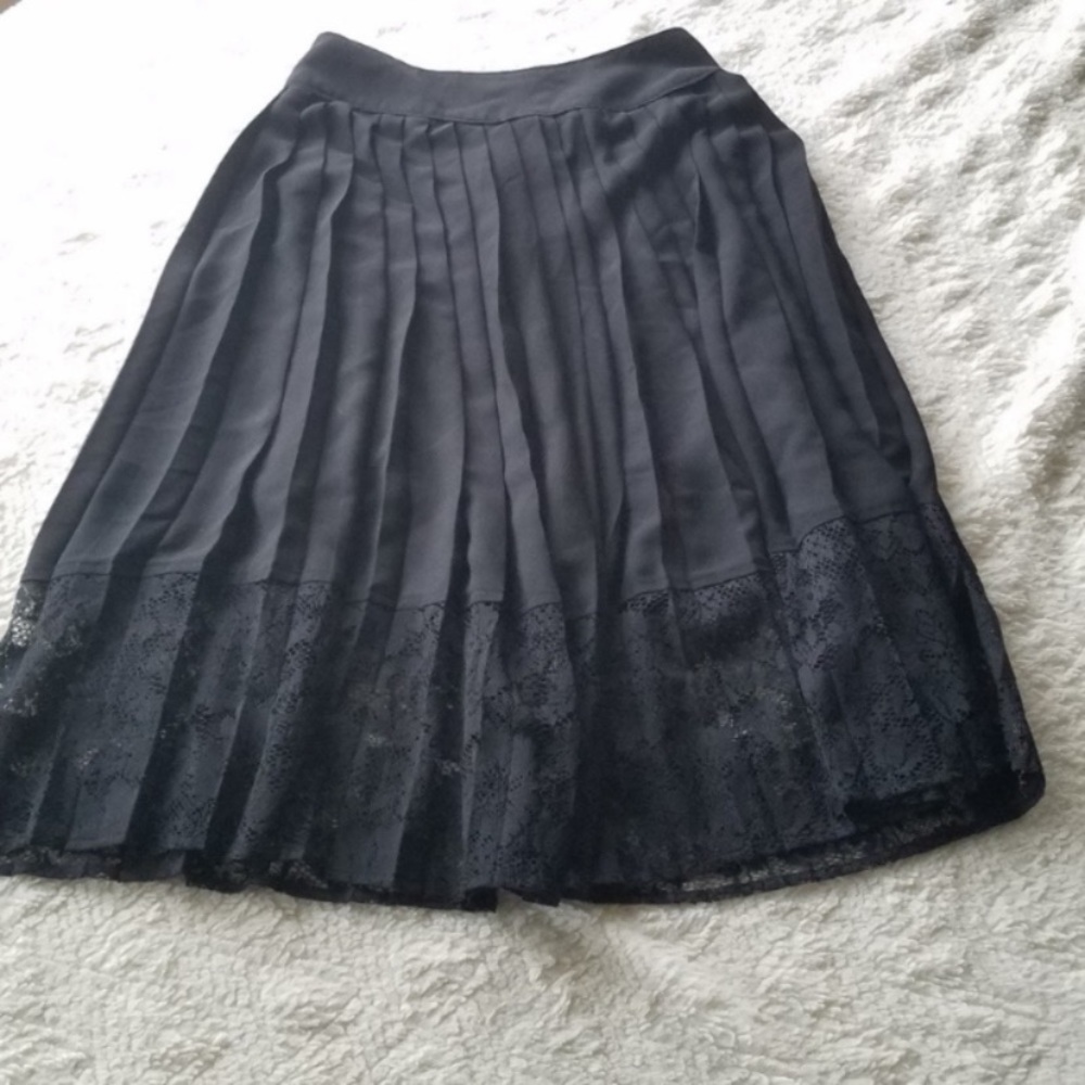 Black pleated lace skirt lined size 2 Express EUC